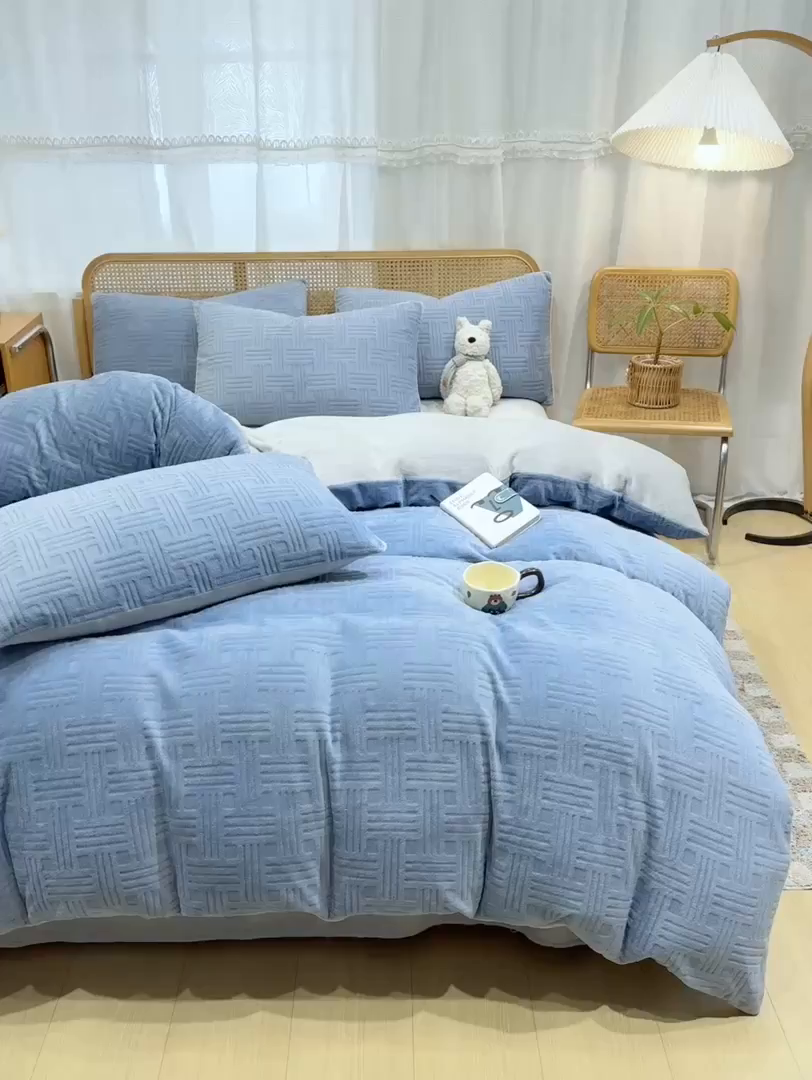91家纺网 家纺一手货源 找家纺 灰鲸 2025新款高克重牛奶绒雕花简约纯色四件套 糖果格-宾利蓝+纳多灰