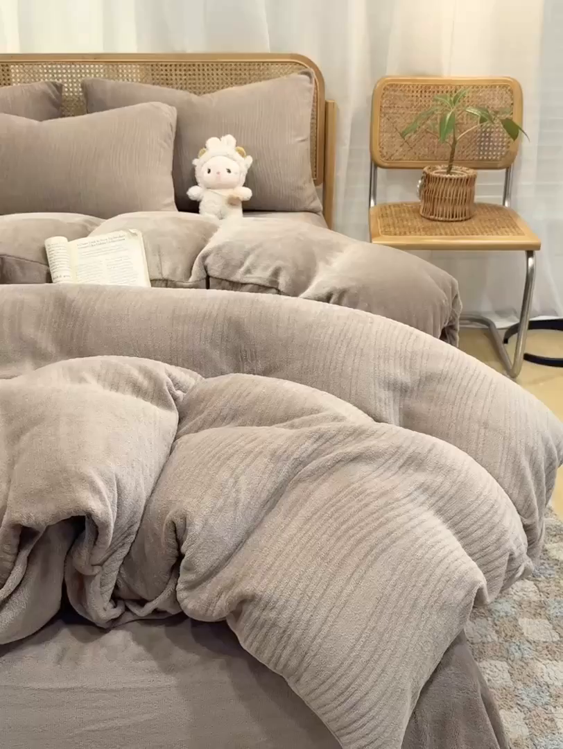 91家纺网 家纺一手货源 找家纺 灰鲸 2025新款高克重牛奶绒雕花简约纯色四件套 温妮-摩卡