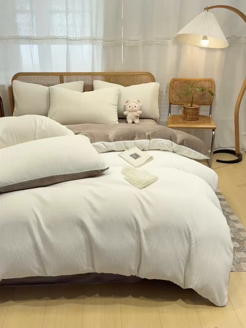 91家纺网 家纺一手货源 找家纺 灰鲸 2025新款高克重牛奶绒雕花简约纯色四件套 温妮-奶昔白+摩卡