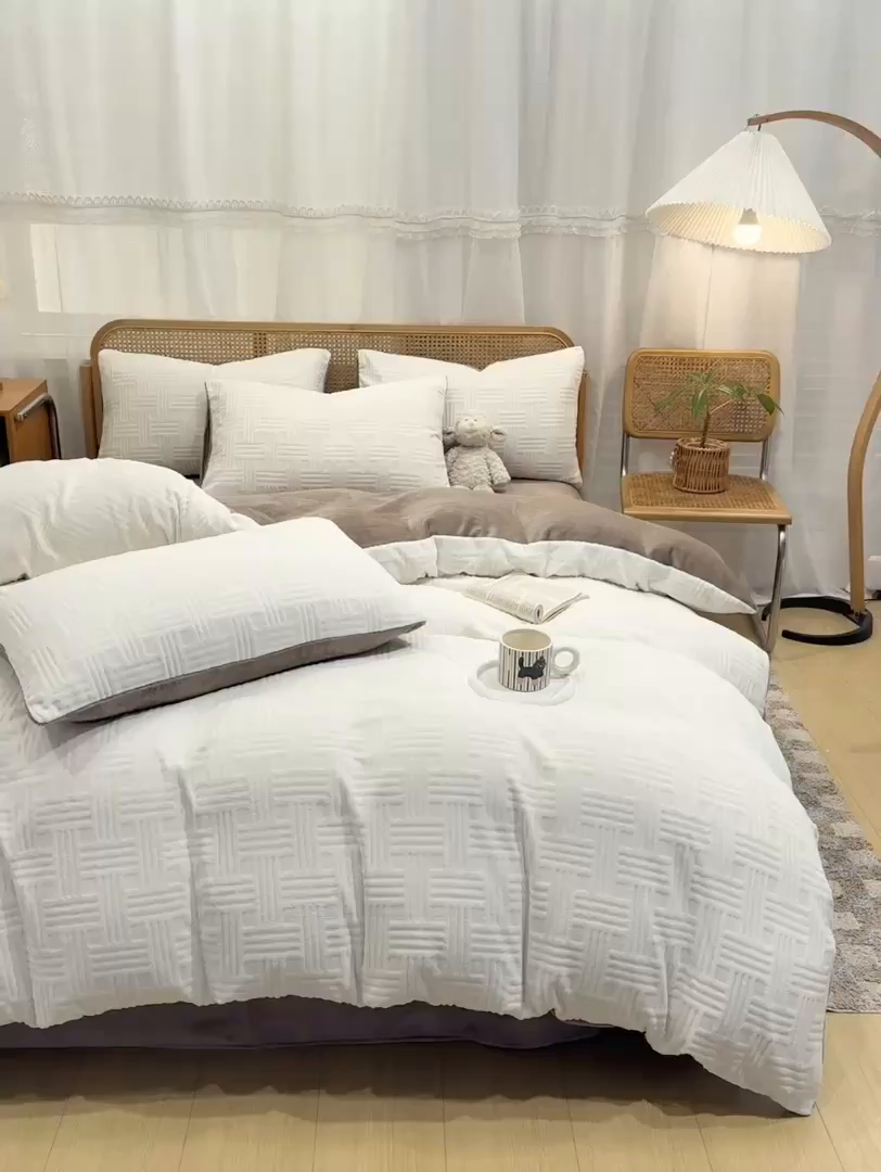 91家纺网 家纺一手货源 找家纺 灰鲸 2025新款高克重牛奶绒雕花简约纯色四件套 糖果格-奶昔白+摩卡