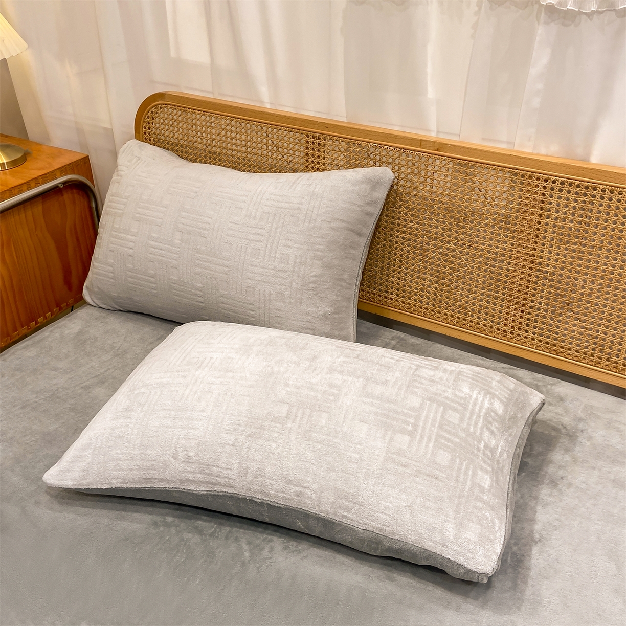 91家纺网 家纺一手货源 找家纺 灰鲸 2025新款高克重牛奶绒雕花简约纯色四件套 糖果格-纳多灰+绅士灰