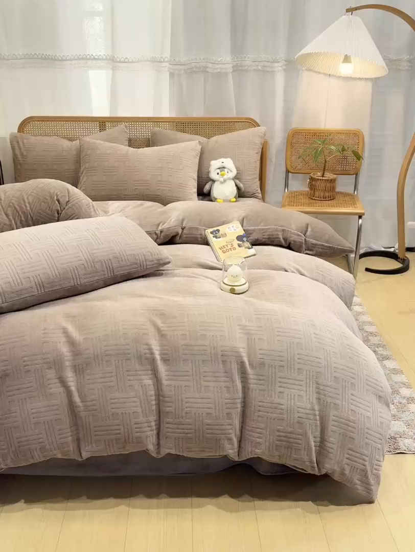 91家纺网 家纺一手货源 找家纺 灰鲸 2025新款高克重牛奶绒雕花简约纯色四件套 糖果格-摩卡