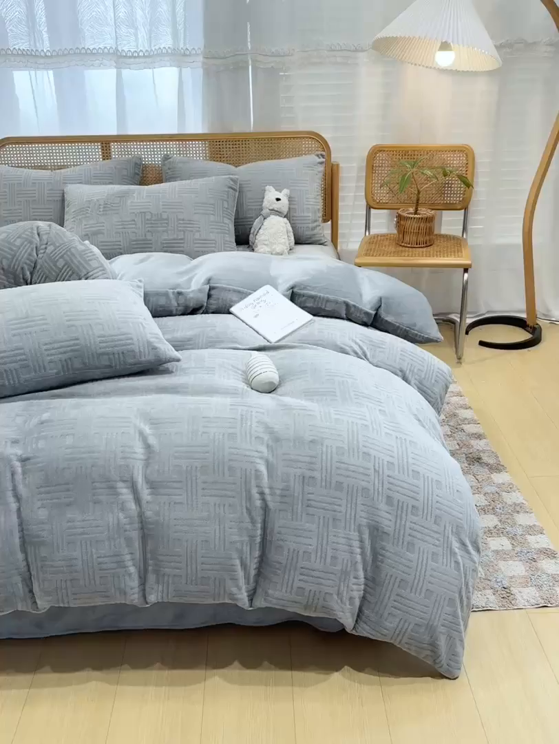 91家纺网 家纺一手货源 找家纺 灰鲸 2025新款高克重牛奶绒雕花简约纯色四件套 糖果格-绅士灰