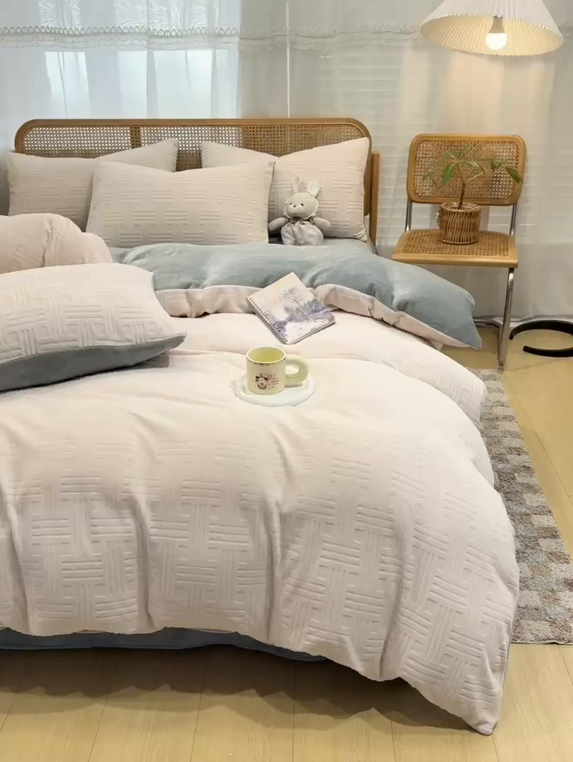 91家纺网 家纺一手货源 找家纺 灰鲸 2025新款高克重牛奶绒雕花简约纯色四件套 糖果格-奶茶+绅士灰