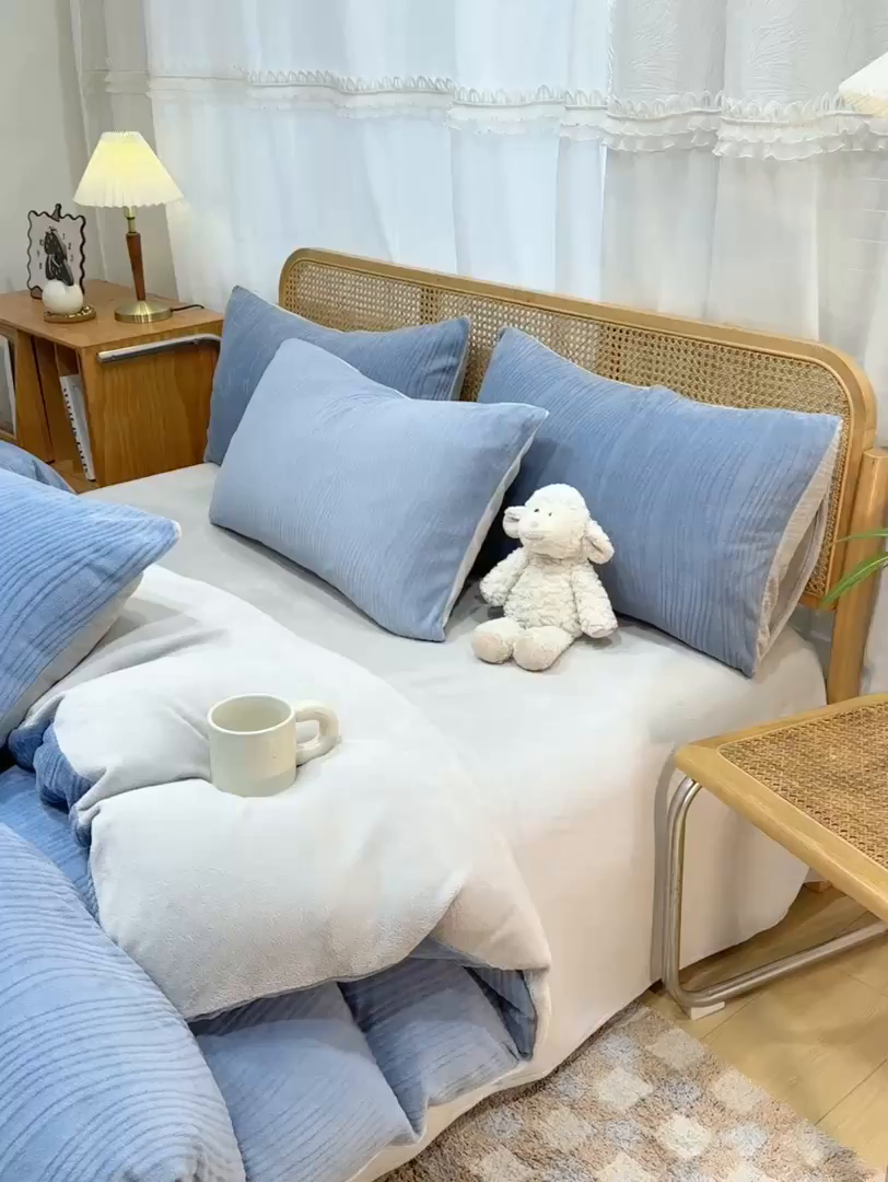 91家纺网 家纺一手货源 找家纺 灰鲸 2025新款高克重牛奶绒雕花简约纯色四件套 温妮-宾利蓝+纳多灰
