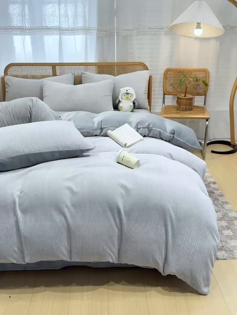 91家纺网 家纺一手货源 找家纺 灰鲸 2025新款高克重牛奶绒雕花简约纯色四件套 温妮-绅士灰