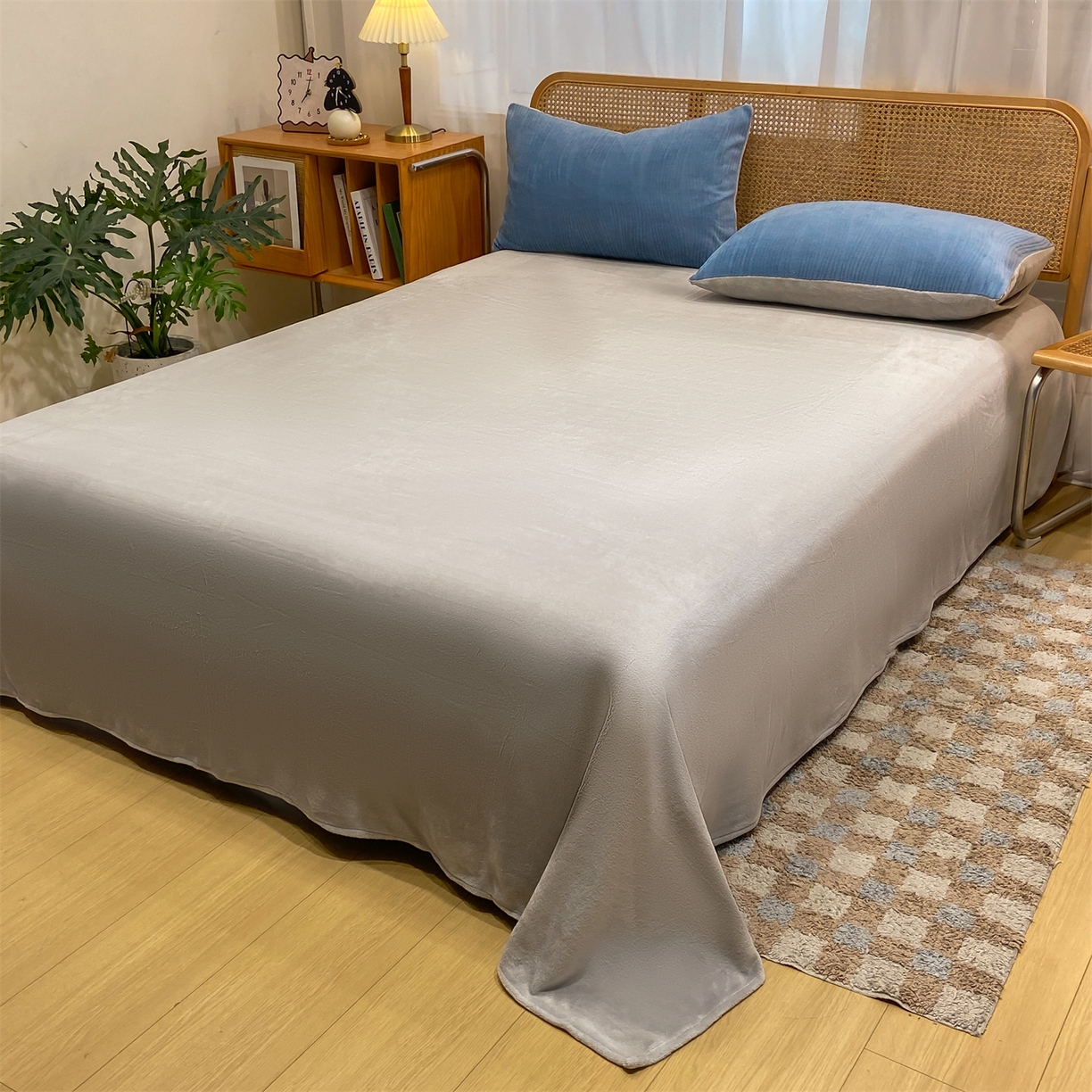 91家纺网 家纺一手货源 找家纺 灰鲸 2025新款高克重牛奶绒雕花简约纯色四件套 温妮-宾利蓝+纳多灰