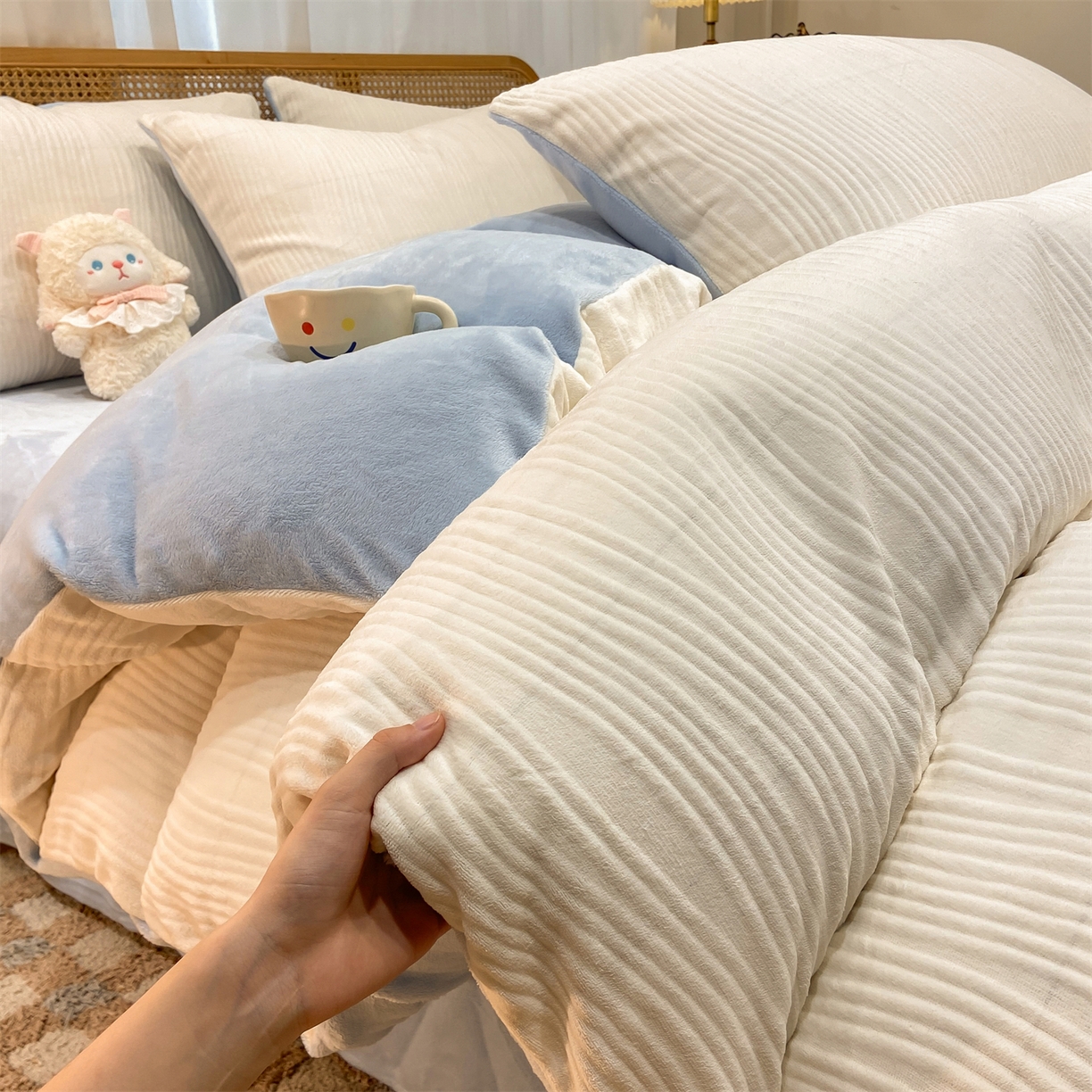 灰鲸 2025新款高克重牛奶绒雕花简约纯色四件套 温妮-奶昔白+繁星蓝