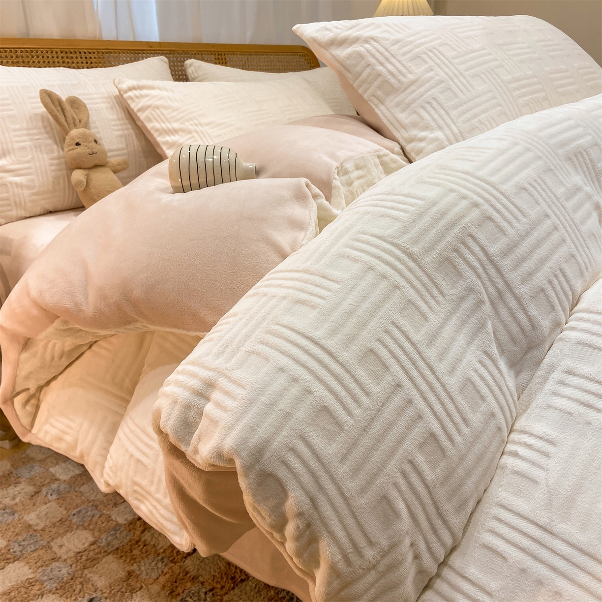 91家纺网 家纺一手货源 找家纺 灰鲸 2025新款高克重牛奶绒雕花简约纯色四件套 糖果格-奶昔白+奶茶