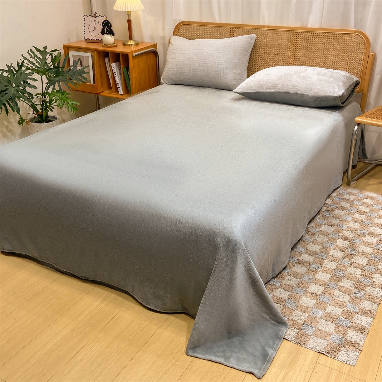 91家纺网 家纺一手货源 找家纺 灰鲸 2025新款高克重牛奶绒雕花简约纯色四件套 糖果格-纳多灰+绅士灰