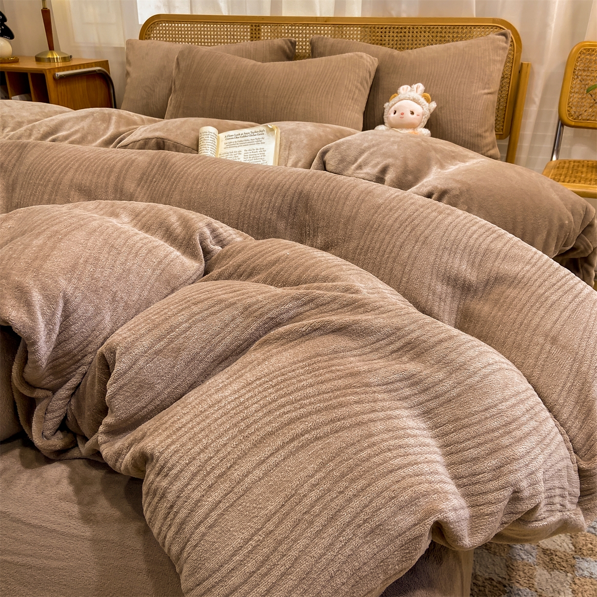 91家纺网 家纺一手货源 找家纺 灰鲸 2025新款高克重牛奶绒雕花简约纯色四件套 温妮-摩卡