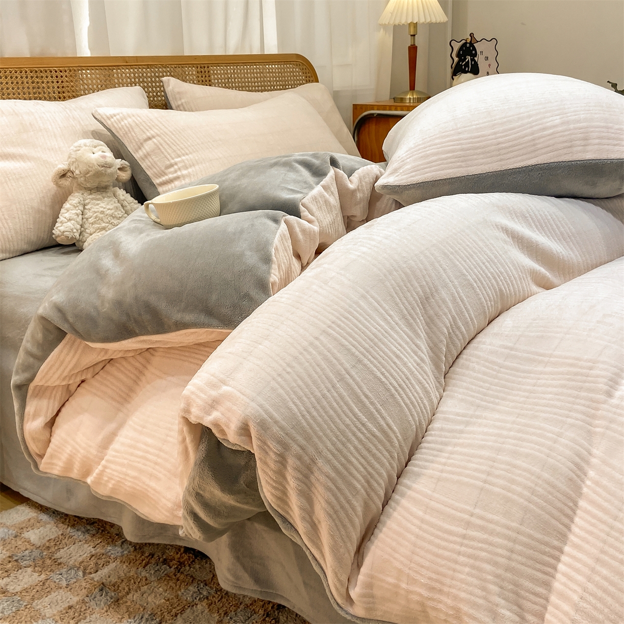 91家纺网 家纺一手货源 找家纺 灰鲸 2025新款高克重牛奶绒雕花简约纯色四件套 温妮-奶茶+绅士灰