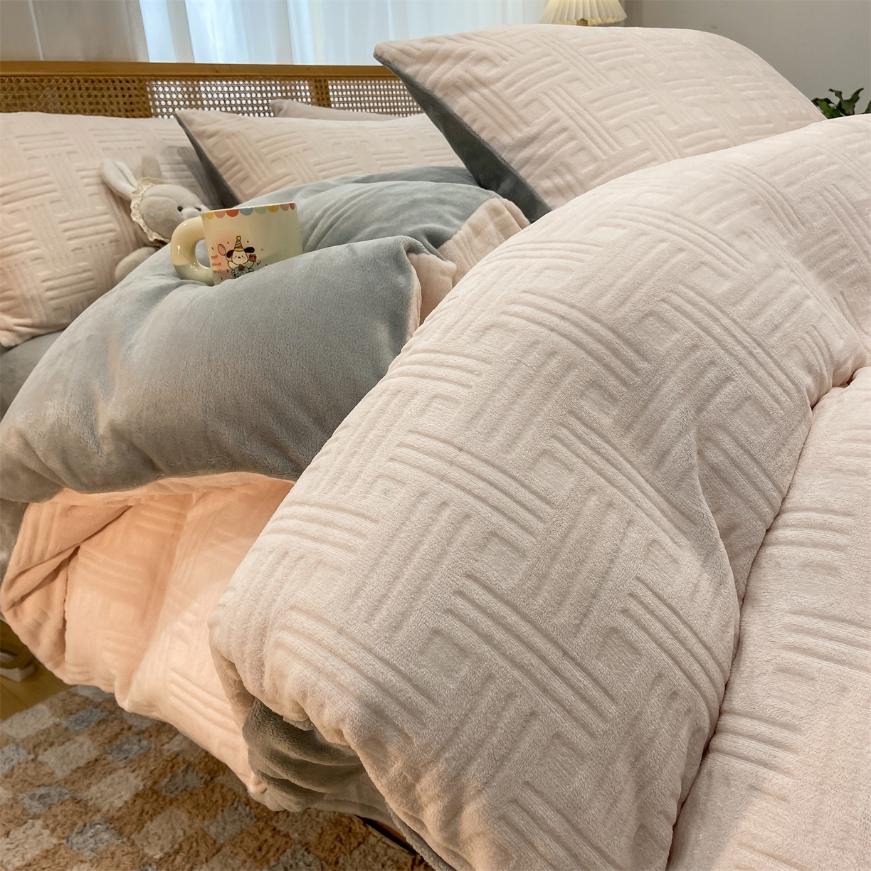 91家纺网 家纺一手货源 找家纺 灰鲸 2025新款高克重牛奶绒雕花简约纯色四件套 糖果格-奶茶+绅士灰