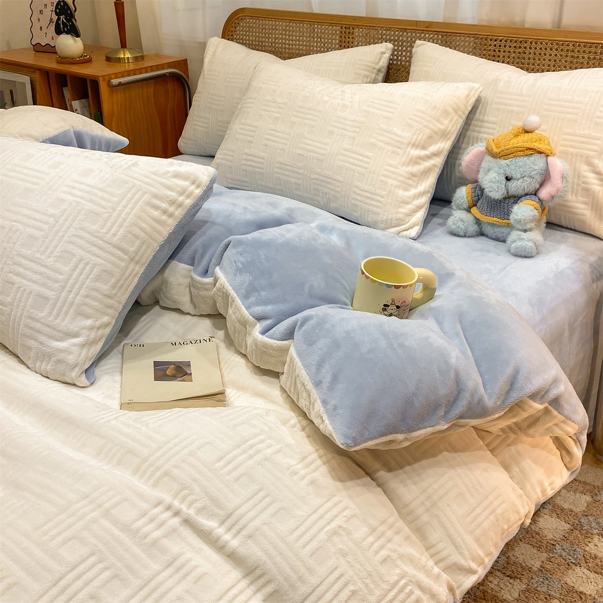 91家纺网 家纺一手货源 找家纺 灰鲸 2025新款高克重牛奶绒雕花简约纯色四件套 糖果格-奶昔白+繁星蓝