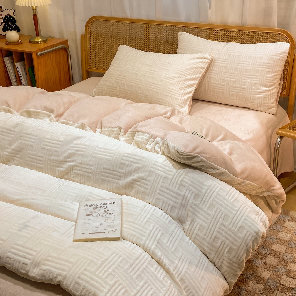 91家纺网 家纺一手货源 找家纺 灰鲸 2025新款高克重牛奶绒雕花简约纯色四件套 糖果格-奶昔白+奶茶