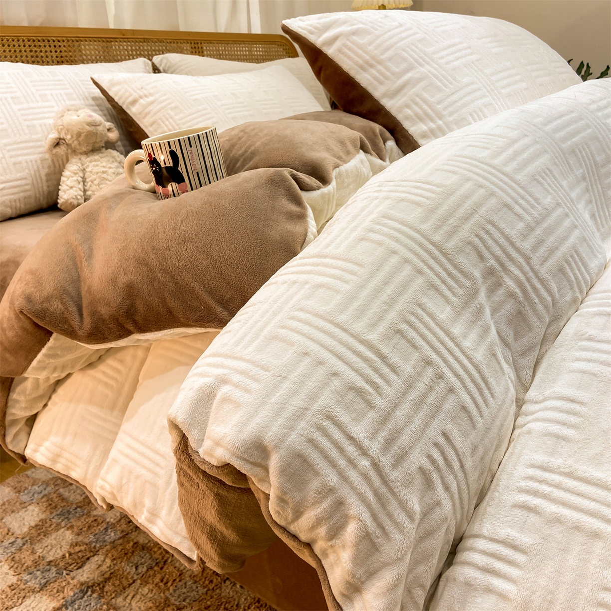 91家纺网 家纺一手货源 找家纺 灰鲸 2025新款高克重牛奶绒雕花简约纯色四件套 糖果格-奶昔白+摩卡