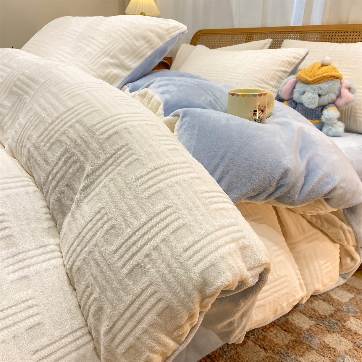 91家纺网 家纺一手货源 找家纺 灰鲸 2025新款高克重牛奶绒雕花简约纯色四件套 糖果格-奶昔白+繁星蓝