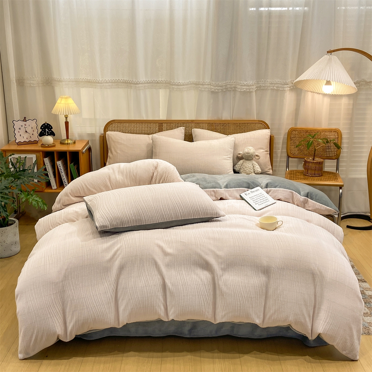 91家纺网 家纺一手货源 找家纺 灰鲸 2025新款高克重牛奶绒雕花简约纯色四件套 温妮-奶茶+绅士灰