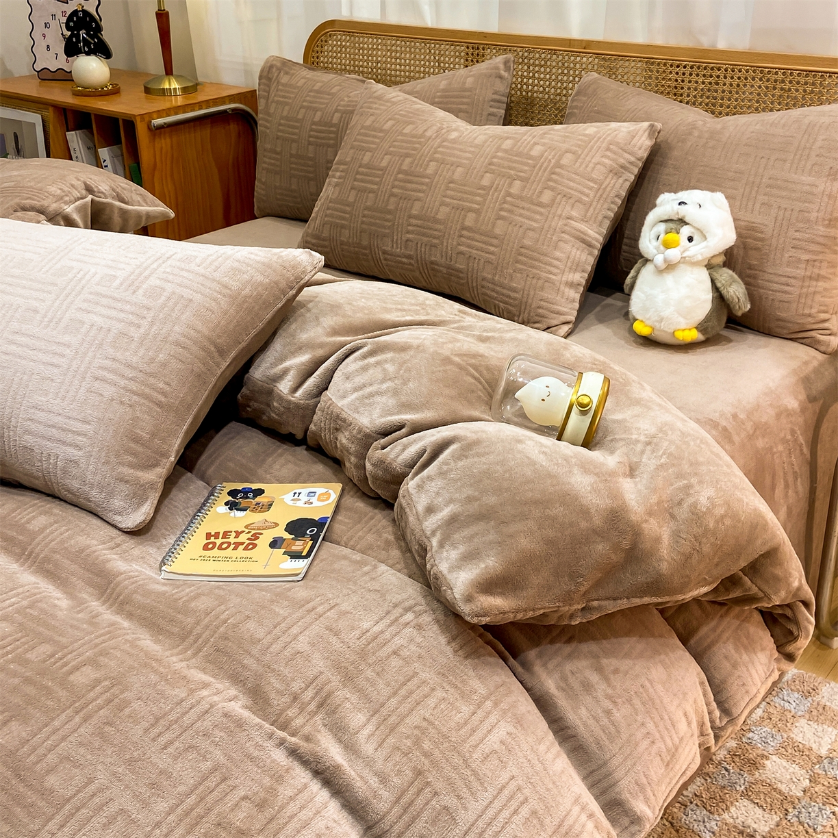 91家纺网 家纺一手货源 找家纺 灰鲸 2025新款高克重牛奶绒雕花简约纯色四件套 糖果格-摩卡