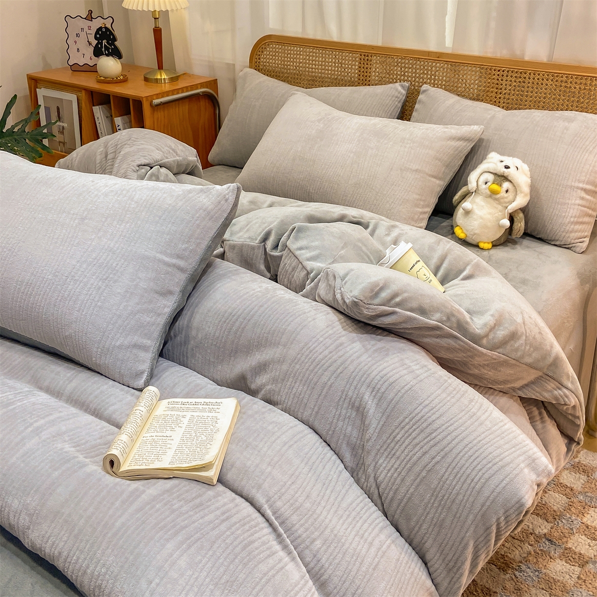 91家纺网 家纺一手货源 找家纺 灰鲸 2025新款高克重牛奶绒雕花简约纯色四件套 温妮-纳多灰+绅士灰