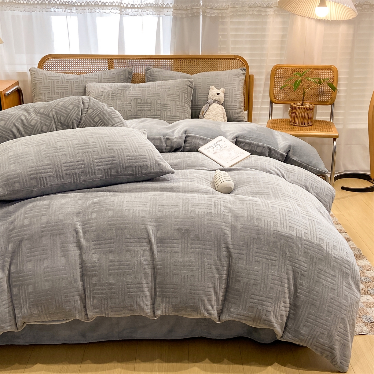 91家纺网 家纺一手货源 找家纺 灰鲸 2025新款高克重牛奶绒雕花简约纯色四件套 糖果格-绅士灰