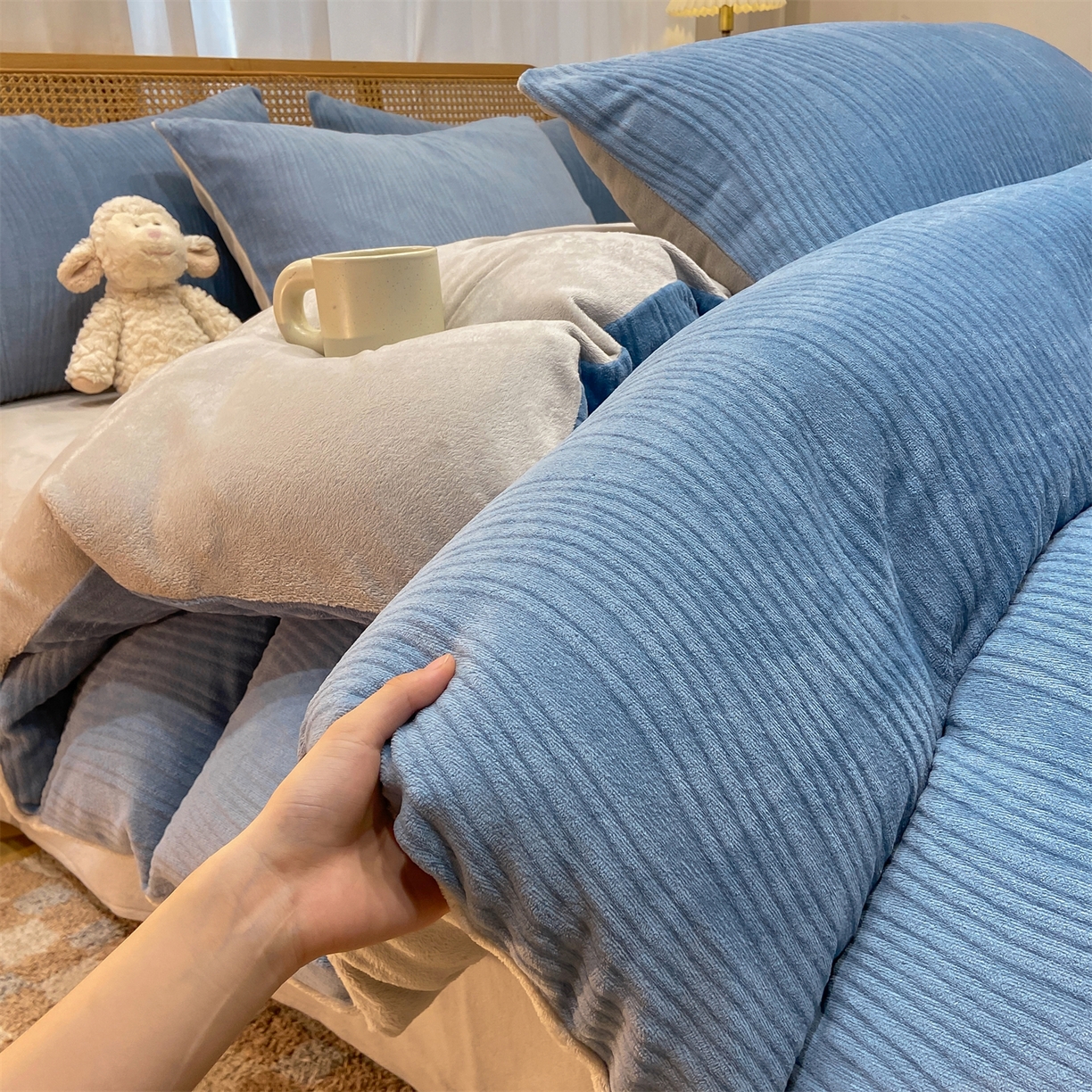 灰鲸 2025新款高克重牛奶绒雕花简约纯色四件套 温妮-宾利蓝+纳多灰