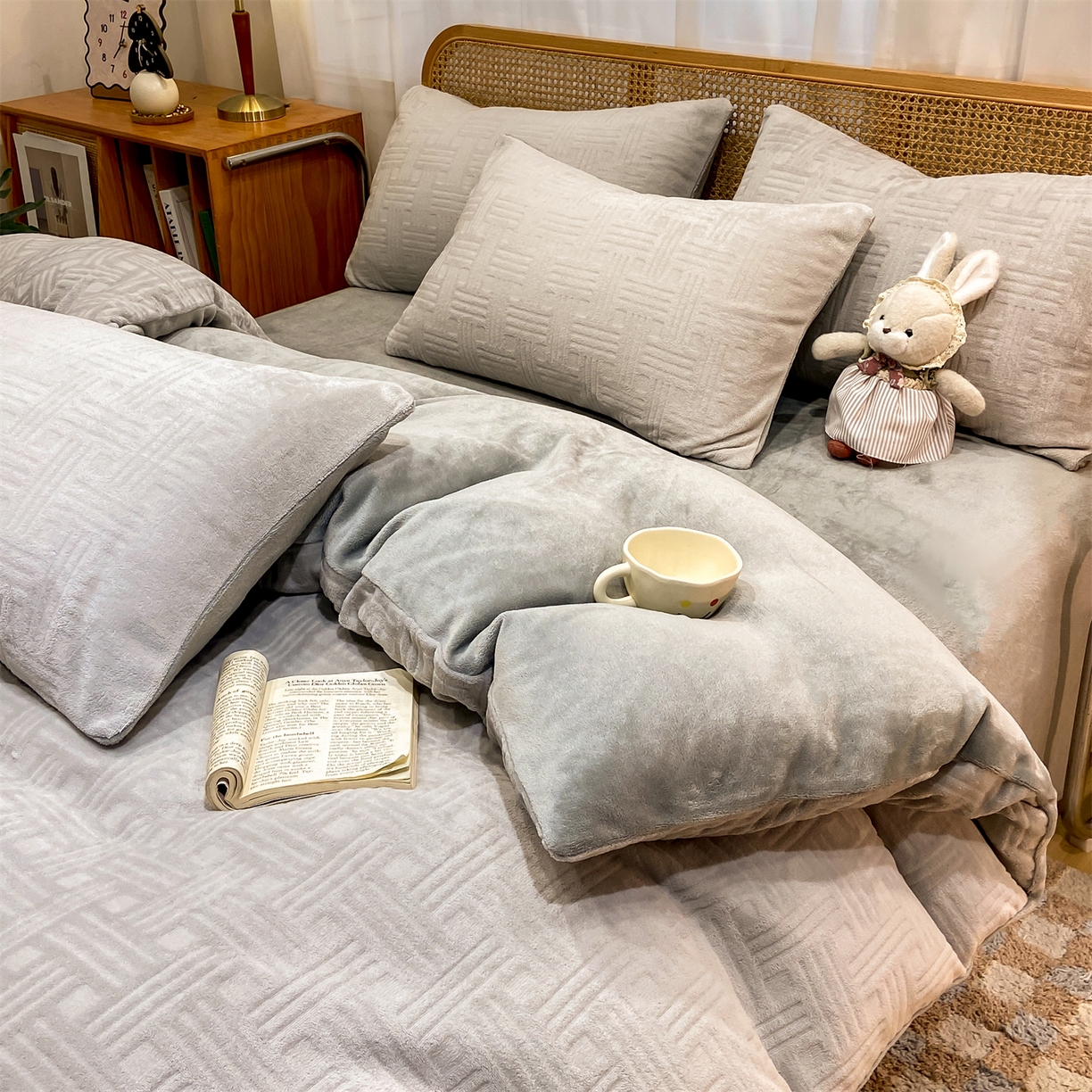 91家纺网 家纺一手货源 找家纺 灰鲸 2025新款高克重牛奶绒雕花简约纯色四件套 糖果格-纳多灰+绅士灰