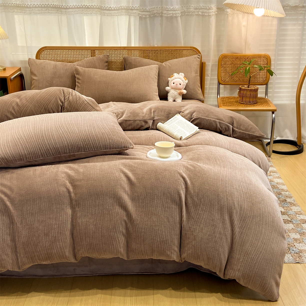 91家纺网 家纺一手货源 找家纺 灰鲸 2025新款高克重牛奶绒雕花简约纯色四件套 温妮-摩卡