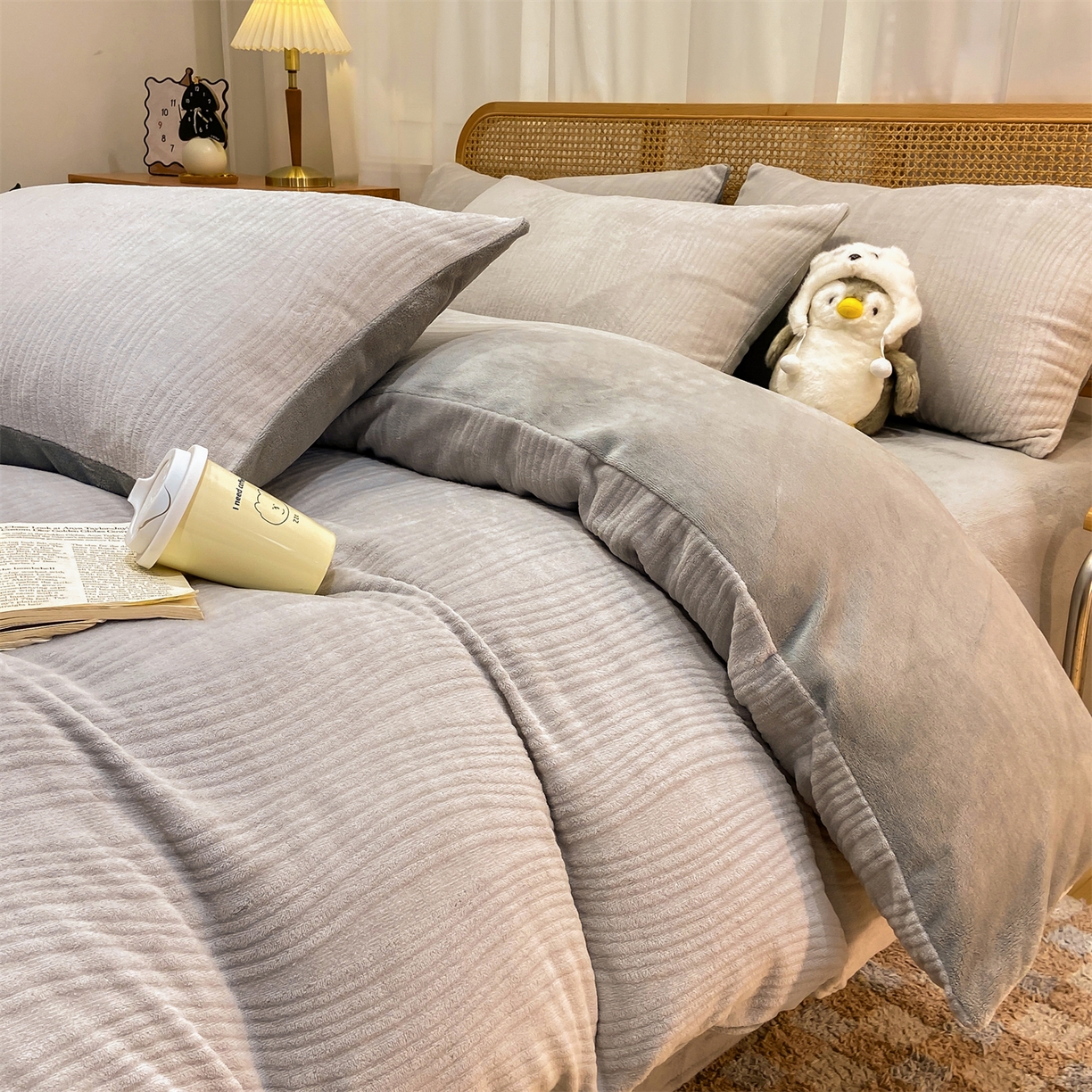 91家纺网 家纺一手货源 找家纺 灰鲸 2025新款高克重牛奶绒雕花简约纯色四件套 温妮-纳多灰+绅士灰