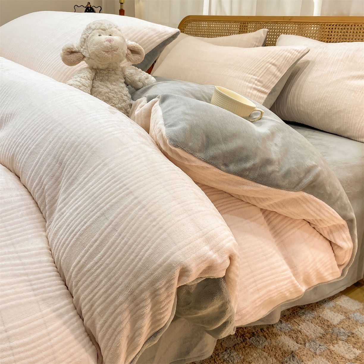 91家纺网 家纺一手货源 找家纺 灰鲸 2025新款高克重牛奶绒雕花简约纯色四件套 温妮-奶茶+绅士灰