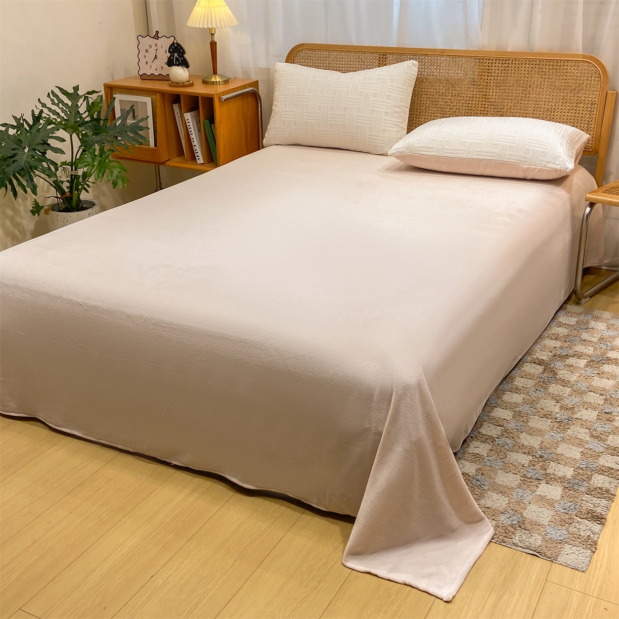 91家纺网 家纺一手货源 找家纺 灰鲸 2025新款高克重牛奶绒雕花简约纯色四件套 糖果格-奶昔白+奶茶