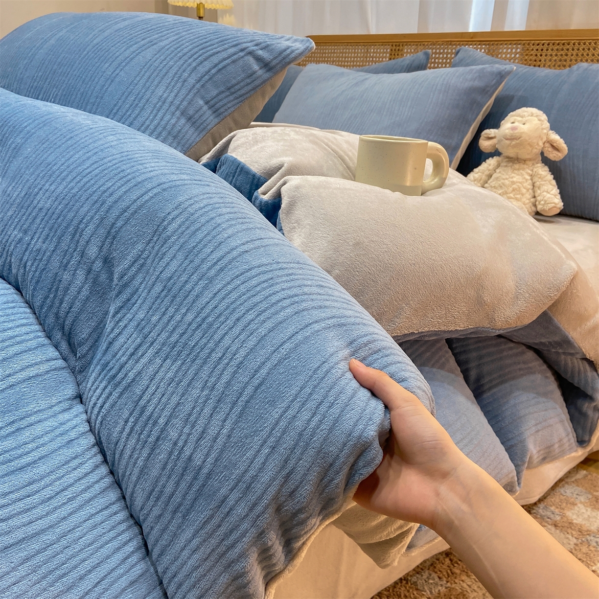 91家纺网 家纺一手货源 找家纺 灰鲸 2025新款高克重牛奶绒雕花简约纯色四件套 温妮-宾利蓝+纳多灰