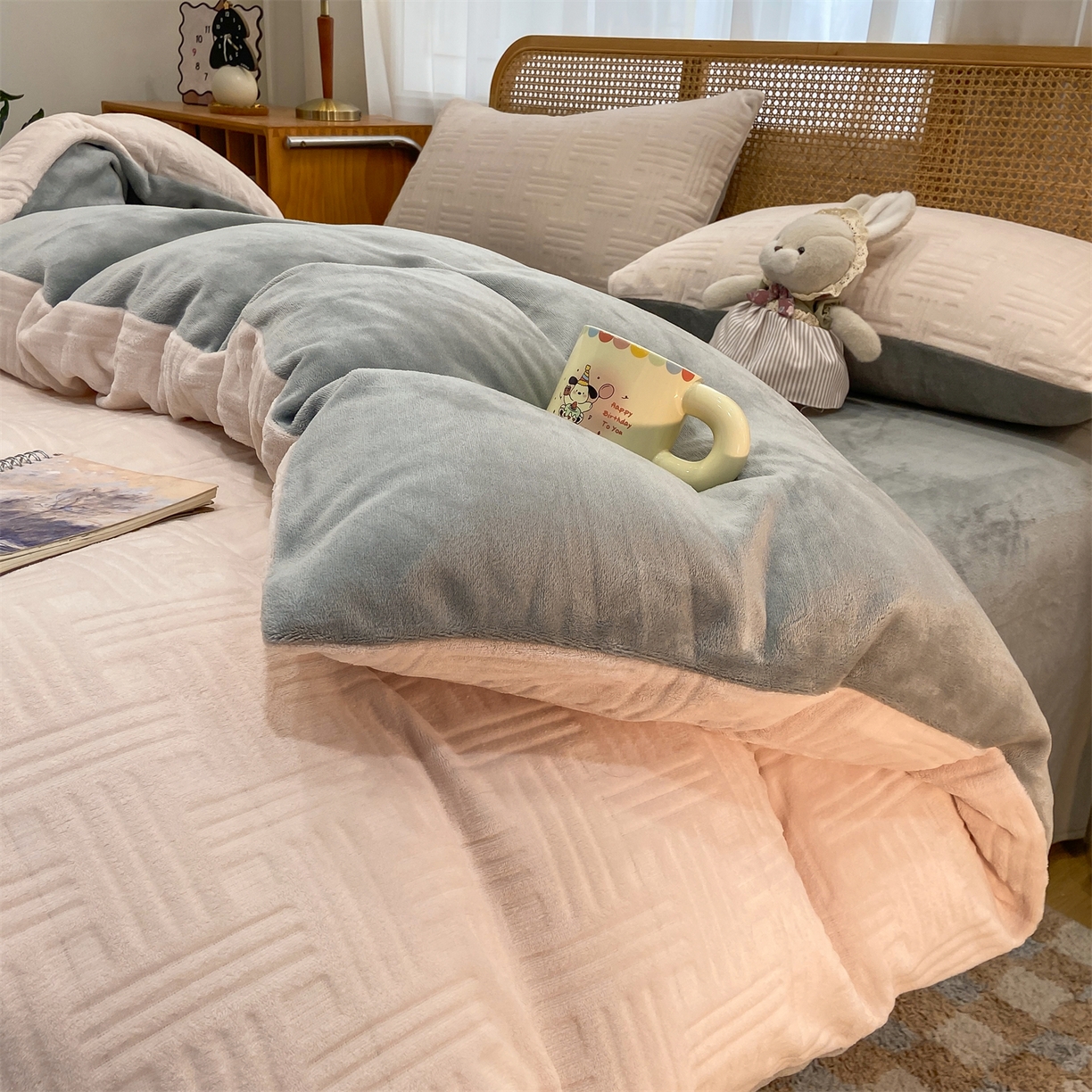 91家纺网 家纺一手货源 找家纺 灰鲸 2025新款高克重牛奶绒雕花简约纯色四件套 糖果格-奶茶+绅士灰