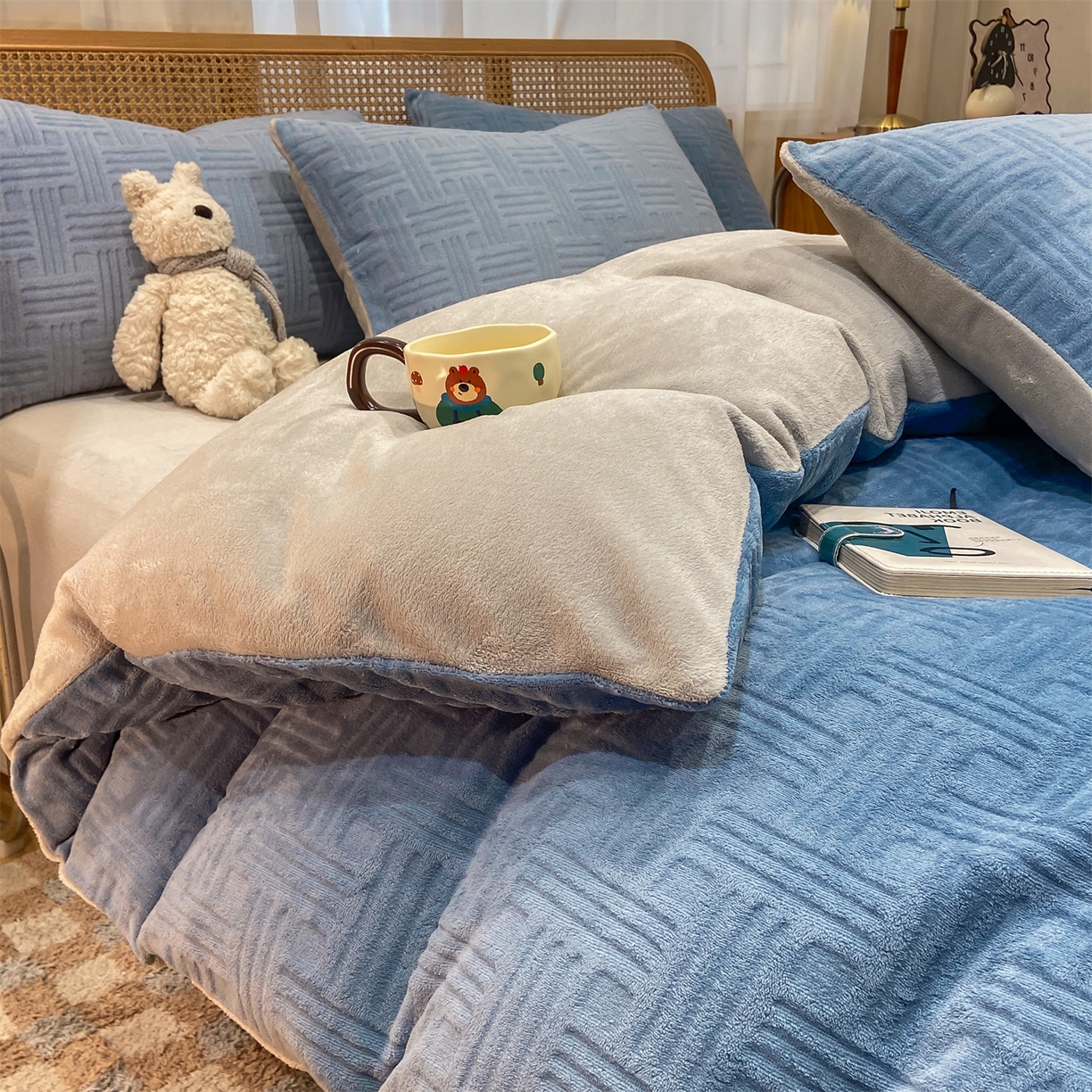 91家纺网 家纺一手货源 找家纺 灰鲸 2025新款高克重牛奶绒雕花简约纯色四件套 糖果格-宾利蓝+纳多灰