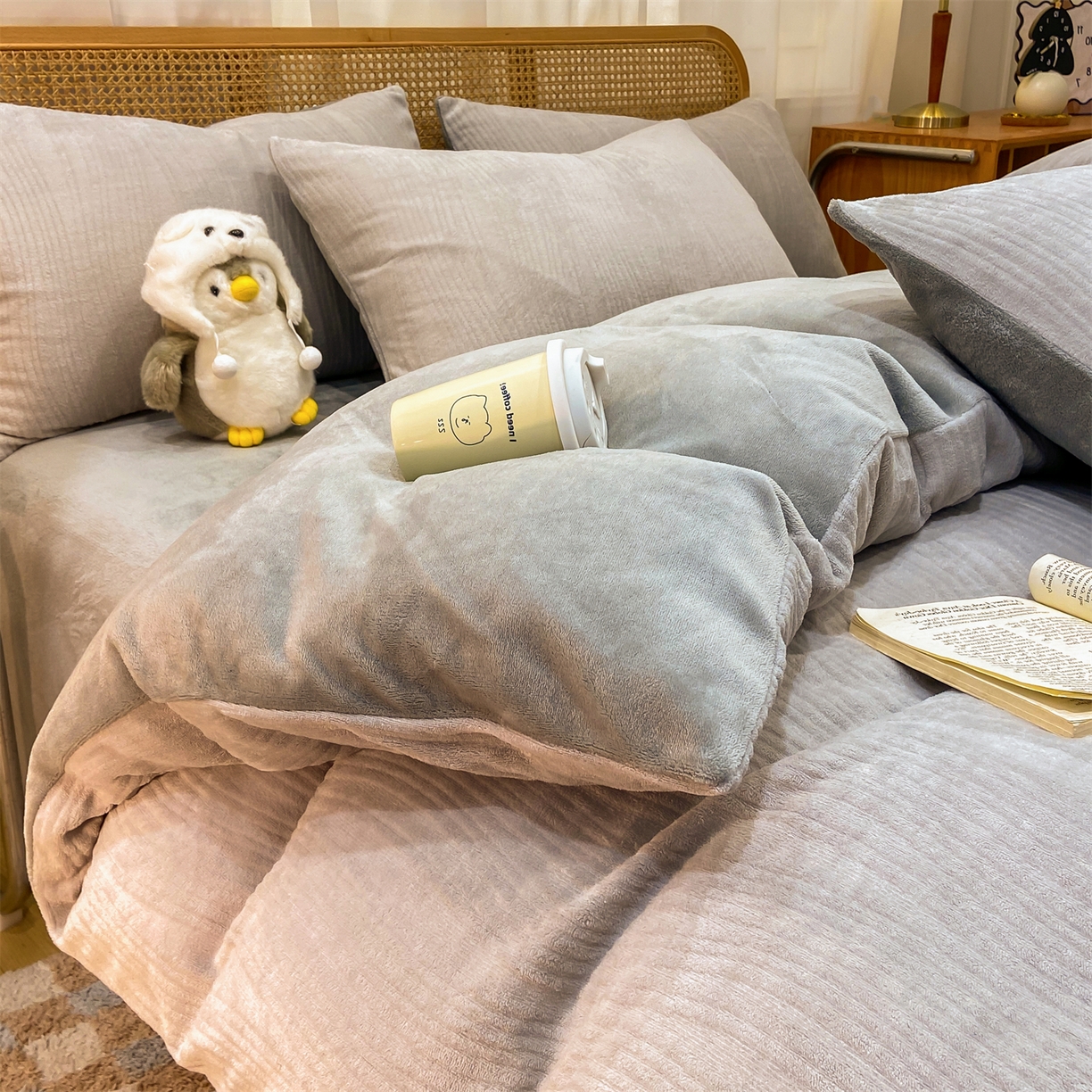 91家纺网 家纺一手货源 找家纺 灰鲸 2025新款高克重牛奶绒雕花简约纯色四件套 温妮-纳多灰+绅士灰