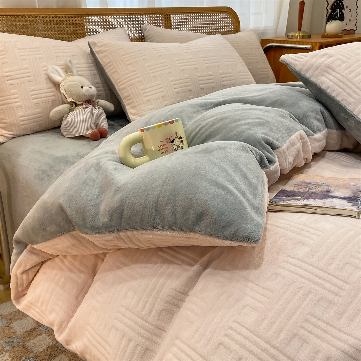 91家纺网 家纺一手货源 找家纺 灰鲸 2025新款高克重牛奶绒雕花简约纯色四件套 糖果格-奶茶+绅士灰