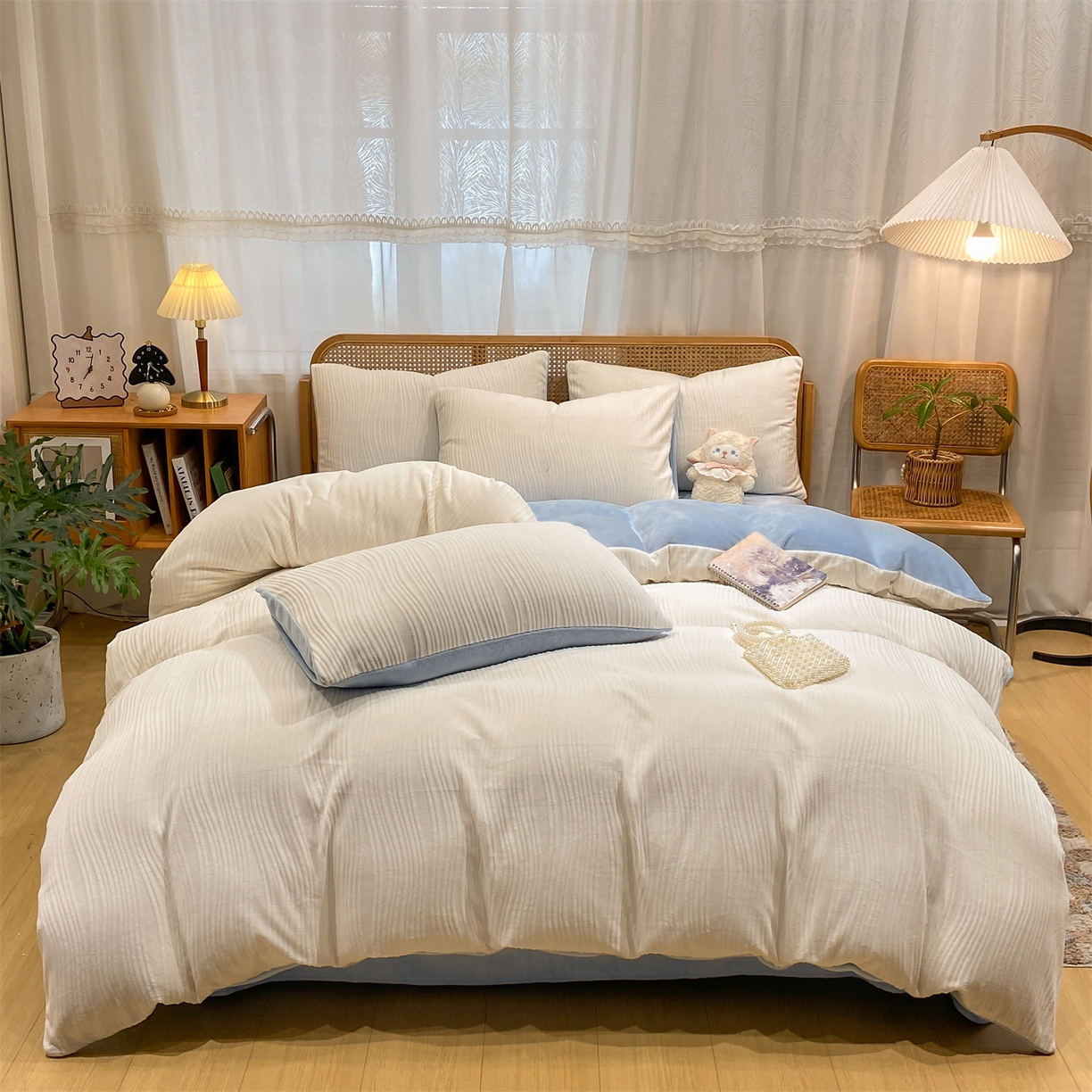 91家纺网 家纺一手货源 找家纺 灰鲸 2025新款高克重牛奶绒雕花简约纯色四件套 温妮-奶昔白+繁星蓝