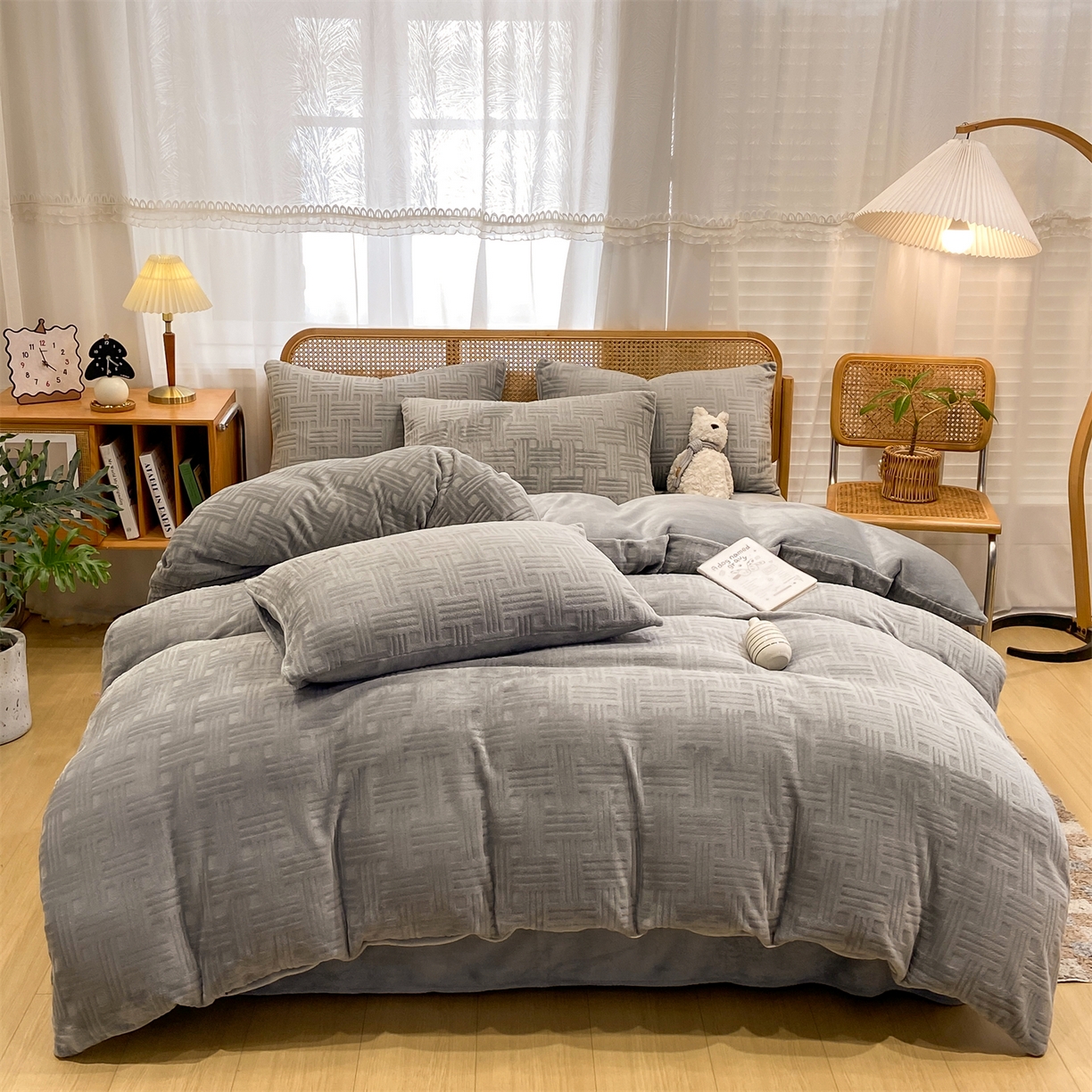 91家纺网 家纺一手货源 找家纺 灰鲸 2025新款高克重牛奶绒雕花简约纯色四件套 糖果格-绅士灰