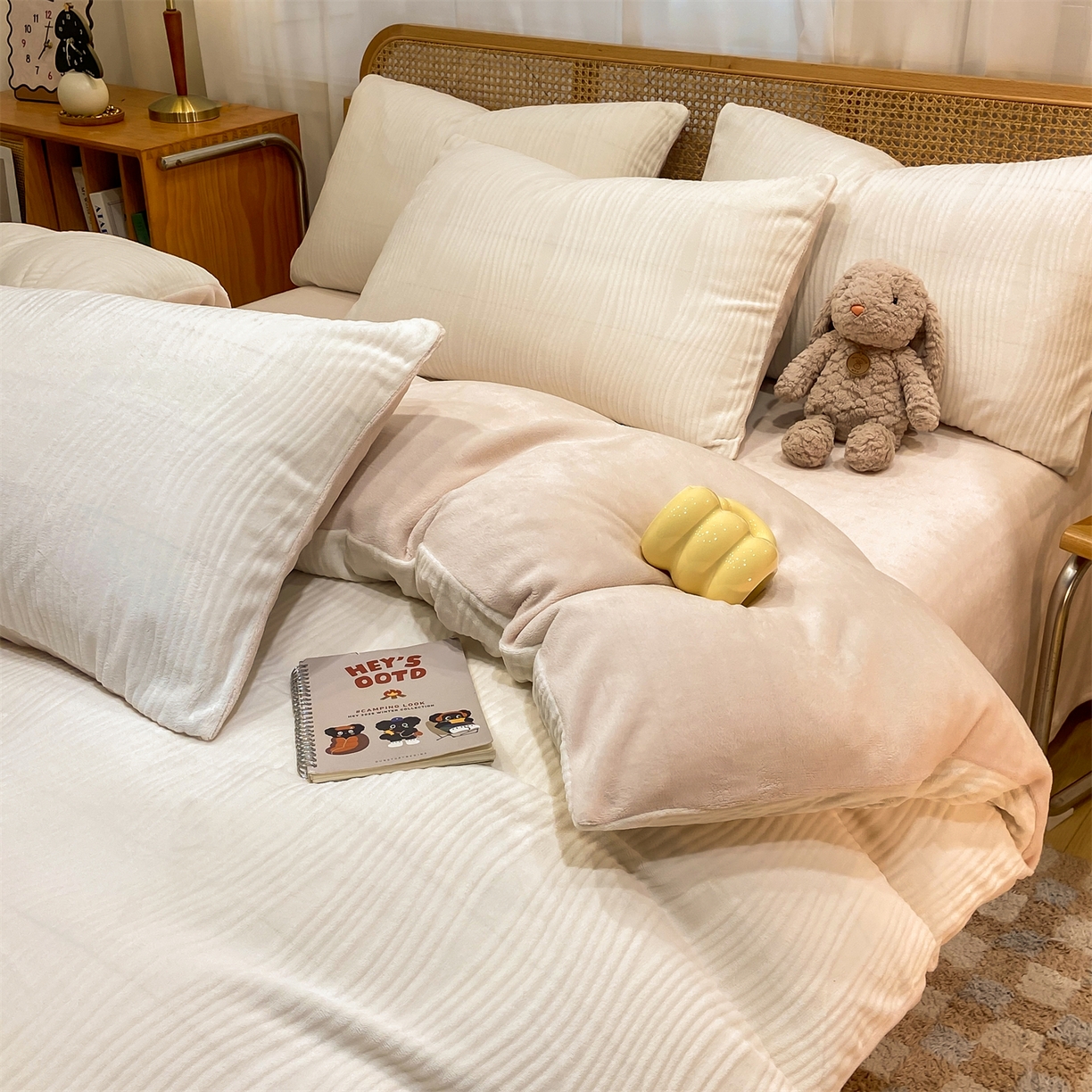 91家纺网 家纺一手货源 找家纺 灰鲸 2025新款高克重牛奶绒雕花简约纯色四件套 温妮-奶昔白+奶茶