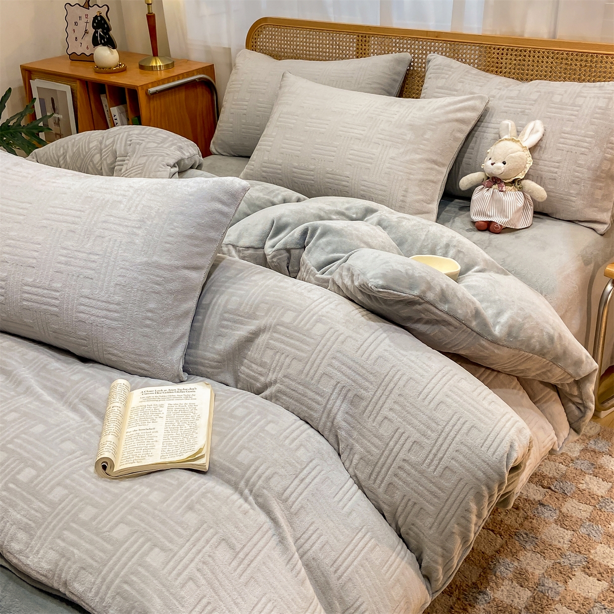 91家纺网 家纺一手货源 找家纺 灰鲸 2025新款高克重牛奶绒雕花简约纯色四件套 糖果格-纳多灰+绅士灰