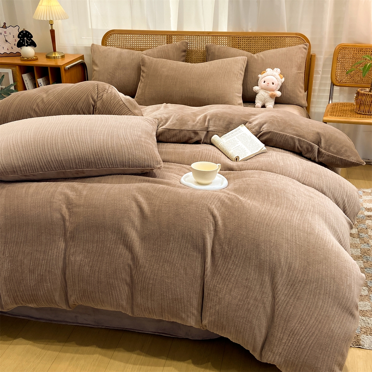 91家纺网 家纺一手货源 找家纺 灰鲸 2025新款高克重牛奶绒雕花简约纯色四件套 温妮-摩卡