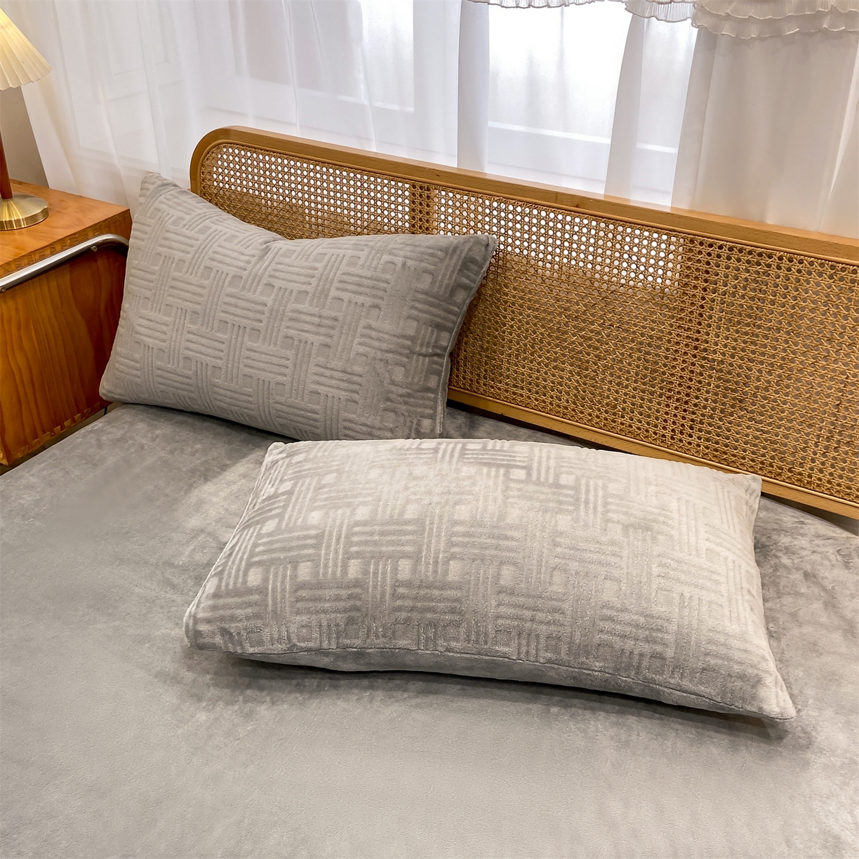 91家纺网 家纺一手货源 找家纺 灰鲸 2025新款高克重牛奶绒雕花简约纯色四件套 糖果格-绅士灰