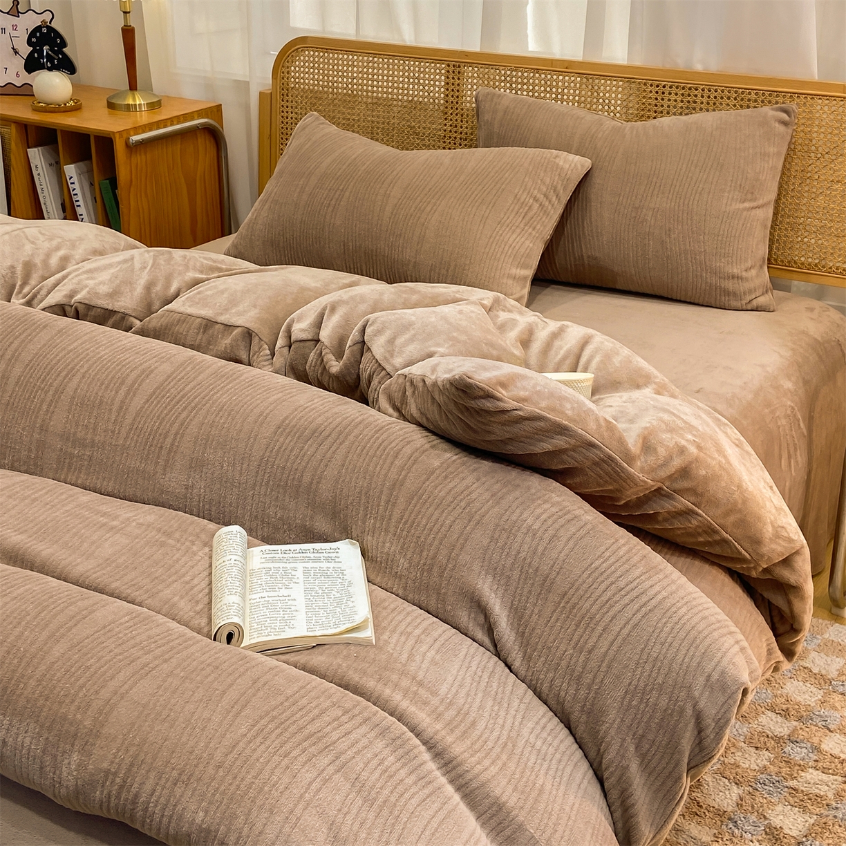 91家纺网 家纺一手货源 找家纺 灰鲸 2025新款高克重牛奶绒雕花简约纯色四件套 温妮-摩卡