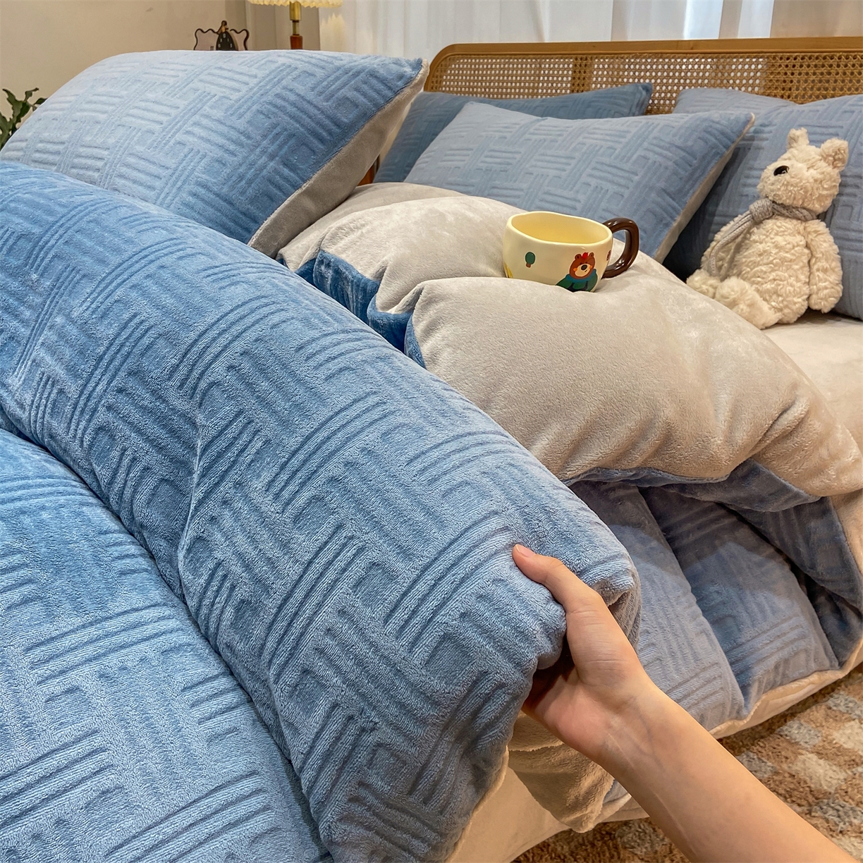 91家纺网 家纺一手货源 找家纺 灰鲸 2025新款高克重牛奶绒雕花简约纯色四件套 糖果格-宾利蓝+纳多灰