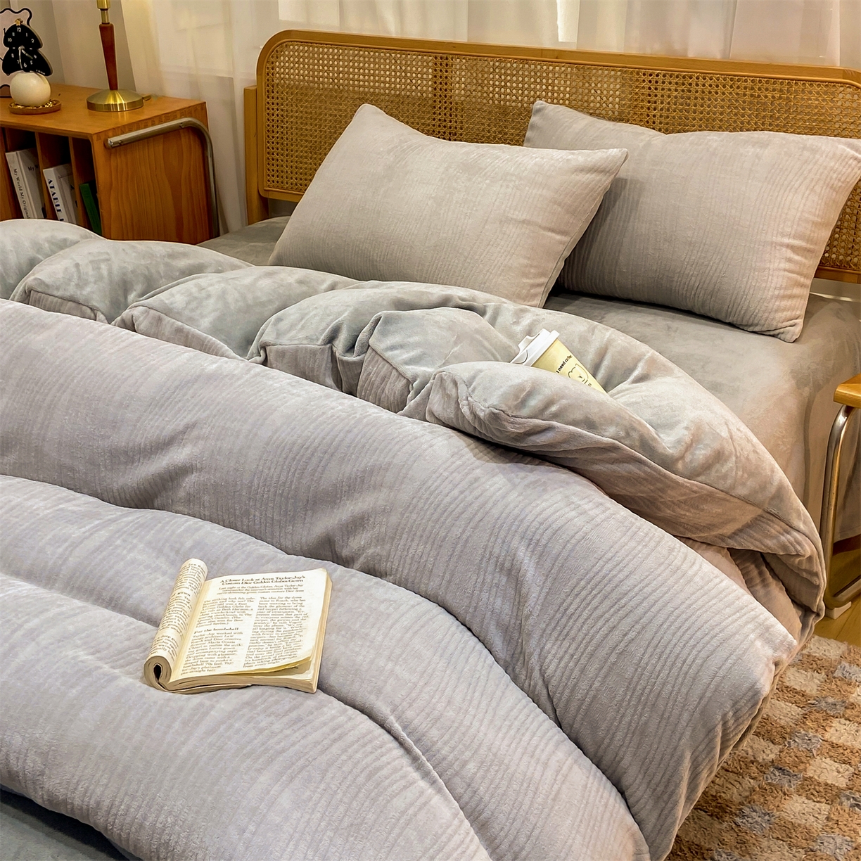 91家纺网 家纺一手货源 找家纺 灰鲸 2025新款高克重牛奶绒雕花简约纯色四件套 温妮-纳多灰+绅士灰