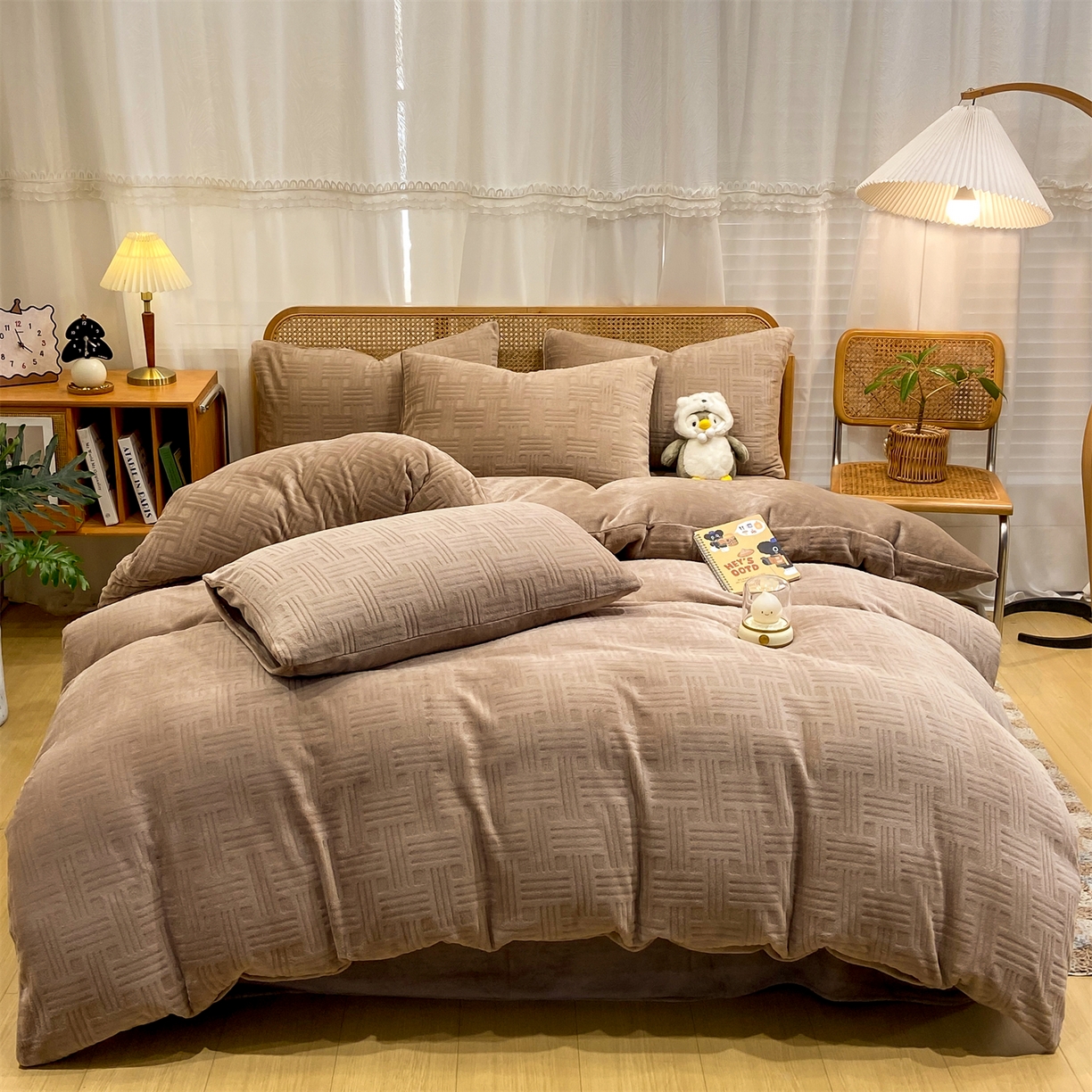 91家纺网 家纺一手货源 找家纺 灰鲸 2025新款高克重牛奶绒雕花简约纯色四件套 糖果格-摩卡