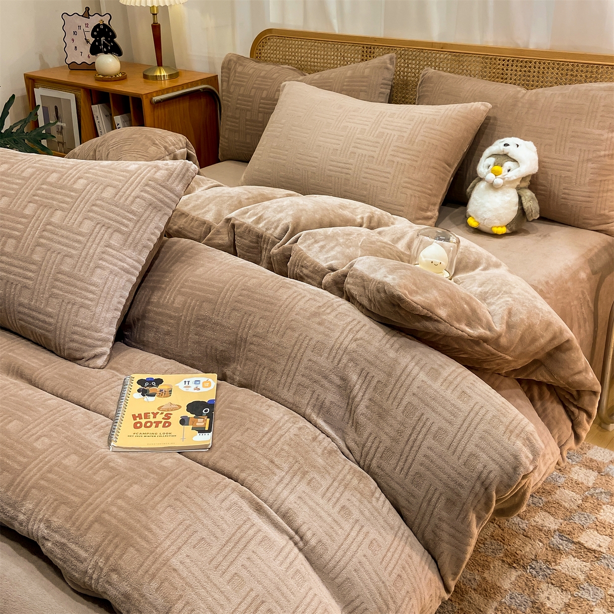 91家纺网 家纺一手货源 找家纺 灰鲸 2025新款高克重牛奶绒雕花简约纯色四件套 糖果格-摩卡