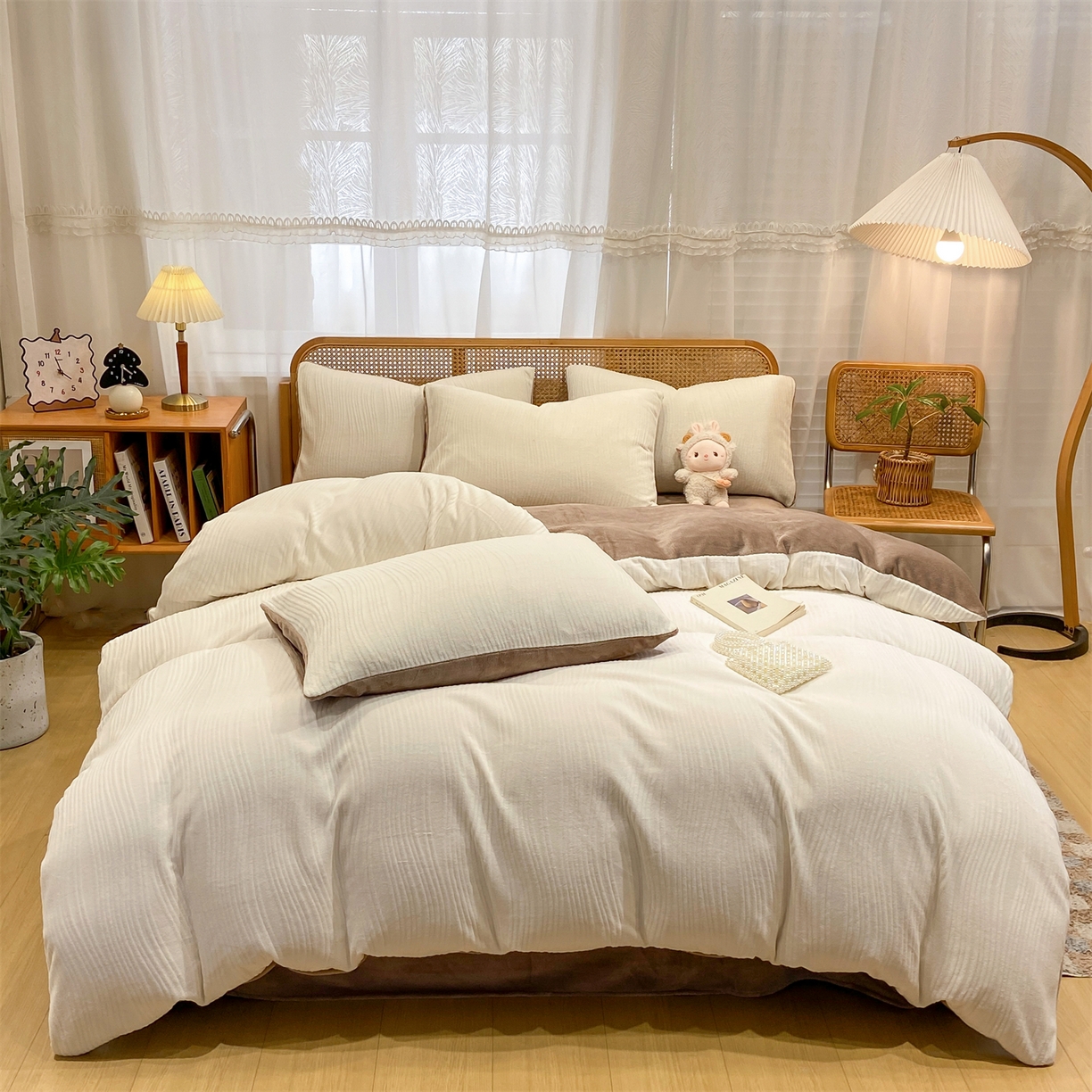 91家纺网 家纺一手货源 找家纺 灰鲸 2025新款高克重牛奶绒雕花简约纯色四件套 温妮-奶昔白+摩卡