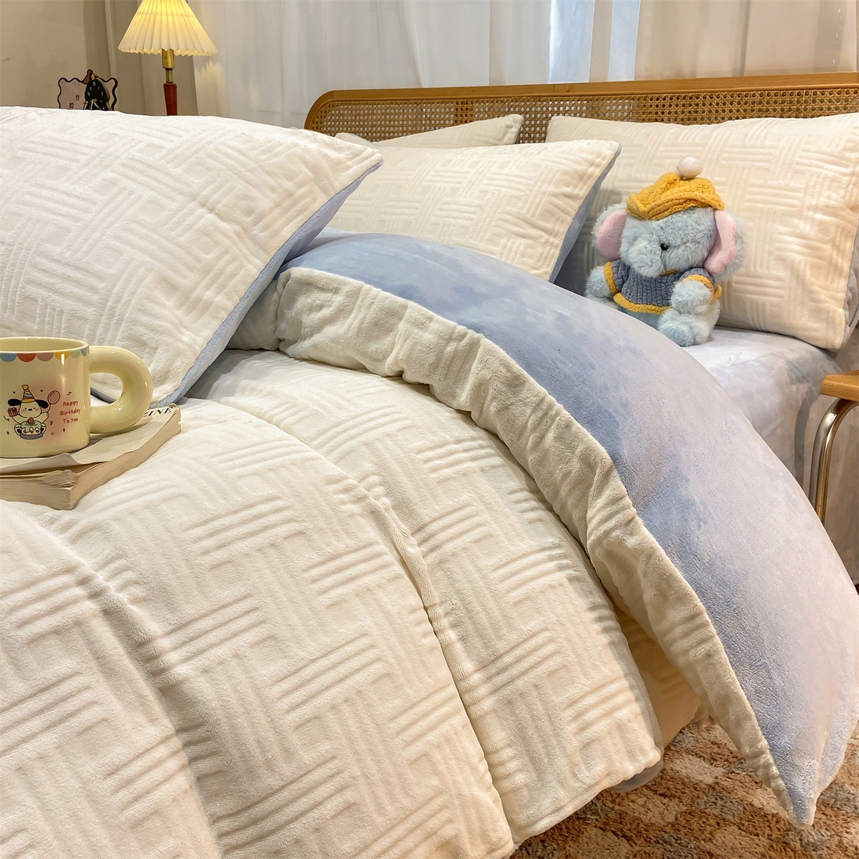 91家纺网 家纺一手货源 找家纺 灰鲸 2025新款高克重牛奶绒雕花简约纯色四件套 糖果格-奶昔白+繁星蓝