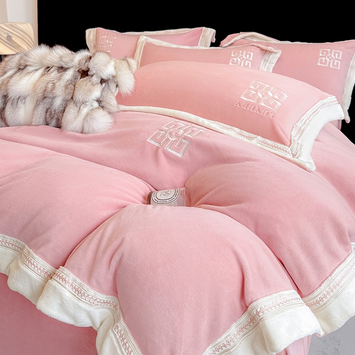 91家纺网 家纺一手货源 找家纺 （总）家居1号家纺 2025新款全消光牛奶绒刺绣圣玛丽四件套